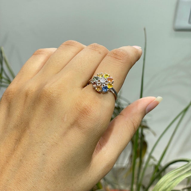 Carat&Her 4.17 Ct Rainbow Sapphire Retro Cluster Ring, Size 7 For Sale - Image 9 of 15