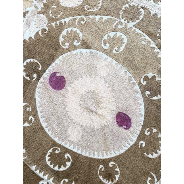 1960s Boho Embroidered Neutral Tan Suzani Wall Decor, 4'8'' X 5'4'' For Sale - Image 5 of 9