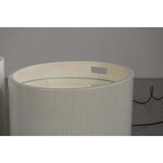 Barrel-Shaped Illuminated Tables in White Lacquered Wood with Glass Tops, 1970s, Set of 2 For Sale - Image 17 of 18