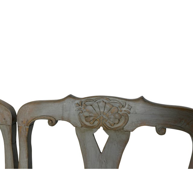 Light Gray 1900s Vintage Grey Painted Swedish Settee with Shell and Foliate Carving For Sale - Image 8 of 9