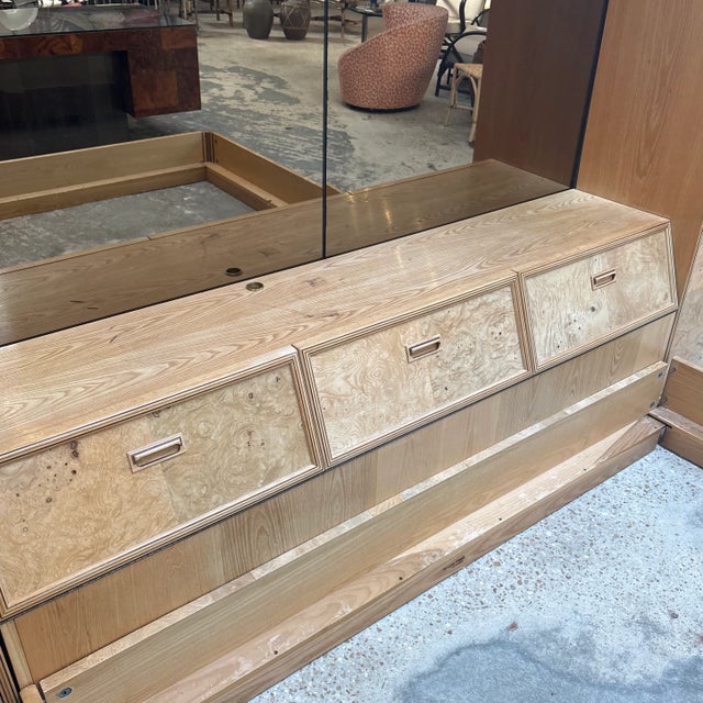 Late 20th Centuryv Attributed to Henredon Scene Two Burl King Bedroom Set For Sale In New Orleans - Image 6 of 12