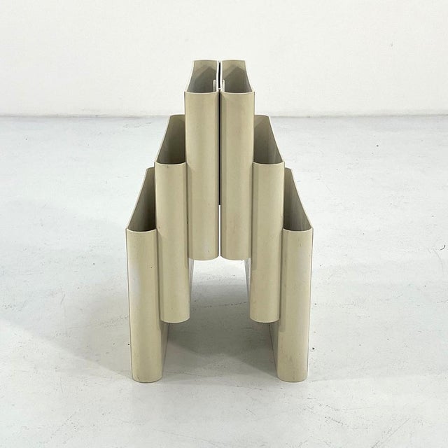 Cream Magazine Rack by Giotto Stoppino for Kartell, 1970s, in Good conditions. Designed 1970 to 1979 This piece has an...