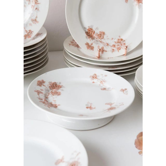 The set is composed by the following 24 pieces: 6 dinner plates ( ⌀ 23 cm) 9 soup bowls (⌀ 23 cm) 6 dessert plates (⌀ 21,5...