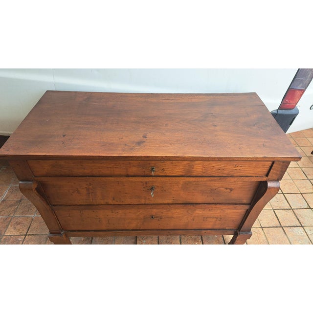 Restoration (circa 1815 - 1830) Restoration chest of drawers in solid walnut - early 19th century with original patina...