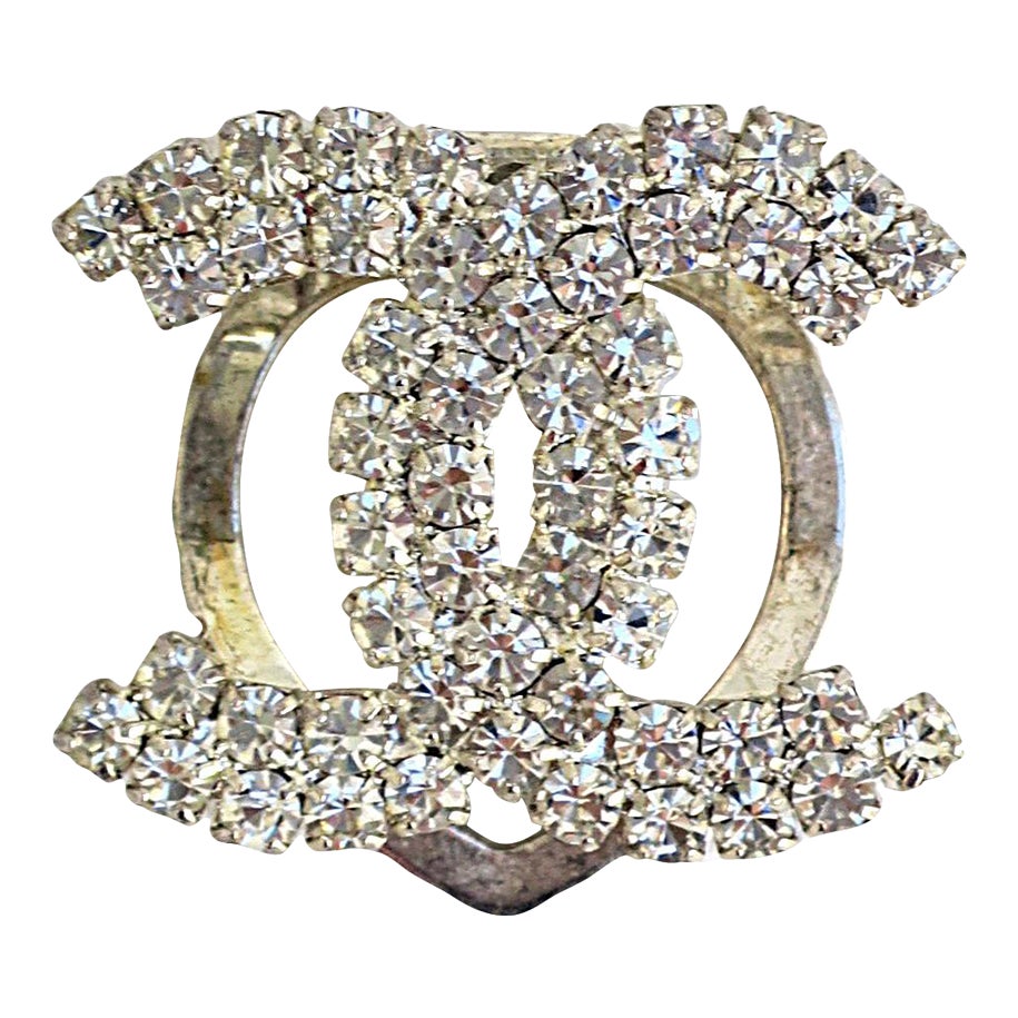 CHANEL 26S DOUBLE C LOGO CRYSTAL & BLACK CHAIN BROOCH IN GOLD METAL 629909