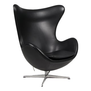 Egg Chair in Black Leather by Arne Jacobsen for Fritz Hansen, 2024 For Sale