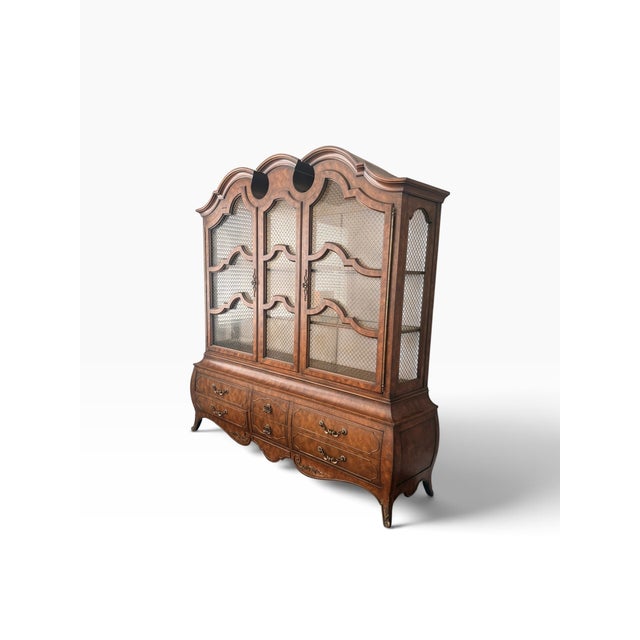 French Provincial 1970s Monumental Mastercraft Burl Wood & Brass Lattice China Cabinet Vitrine For Sale - Image 3 of 11