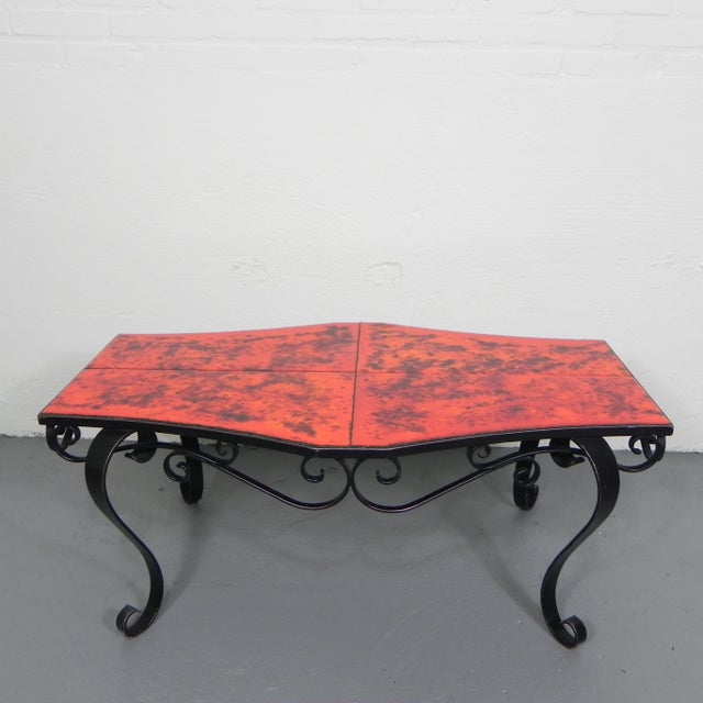 A large coffee table with a special design. A steel frame supports the top equipped with 4 enormous ceramic tiles. Height:...