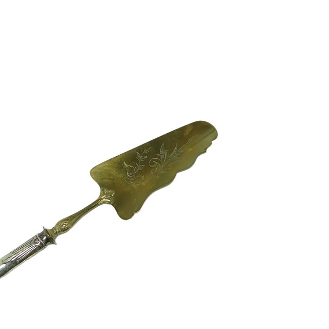 Art Nouveau Brass Cake Shoulder, 1900s, in Very Good conditions. Designed 1890 to 1919