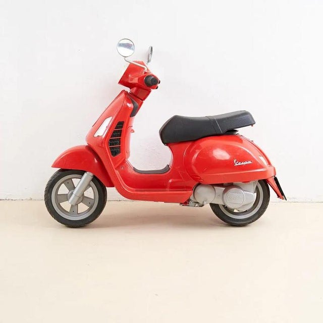 Plastic Red Collectible from Vespa, Italy, 1980s For Sale - Image 7 of 7