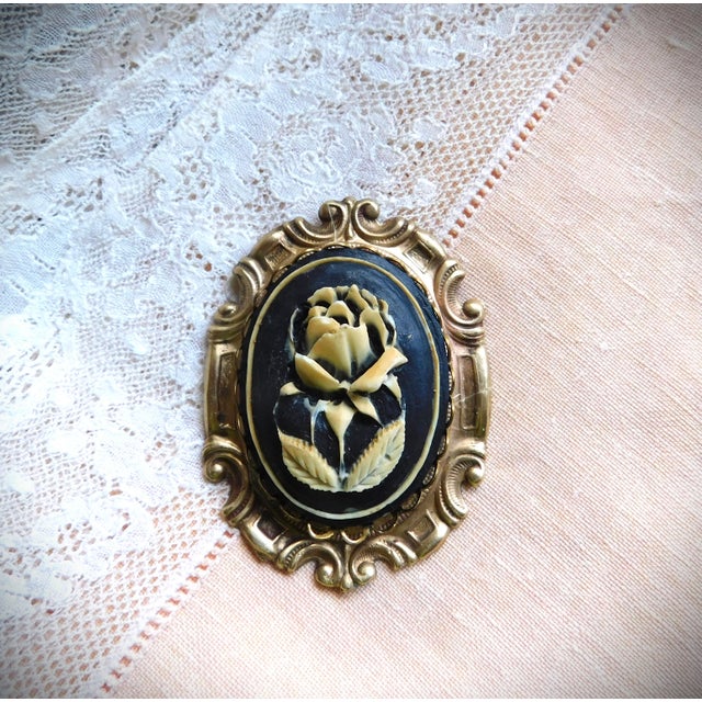 Large Vintage Victorian Black Brooch Cream Flower Cameo, Gold Bezel For Sale In New York - Image 6 of 10