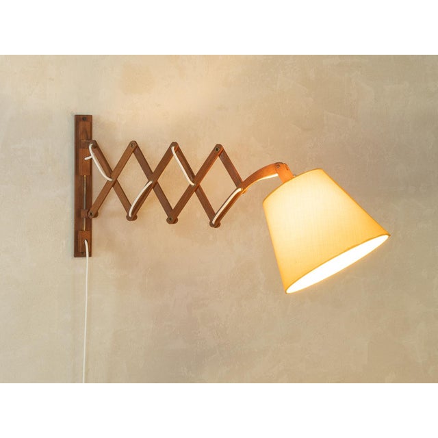 A wonderful scissor lamp from the 1960s. High-quality teak frame with a yellow lampshade and E27 socket. Excellent...
