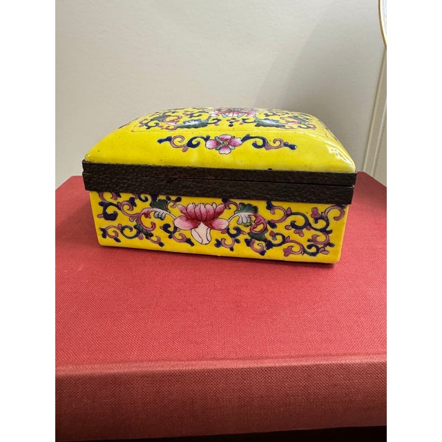 Chinoiserie Yellow Famille Rose Porcelain Lidded Box With Hand-Painted Florals and Metal Mount For Sale - Image 4 of 18