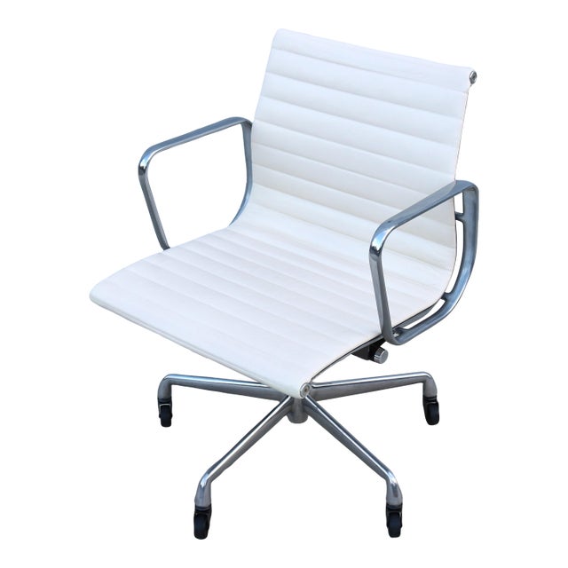 Mid-Century Herman Miller Eames Aluminum Group Management Chair in White Leather For Sale