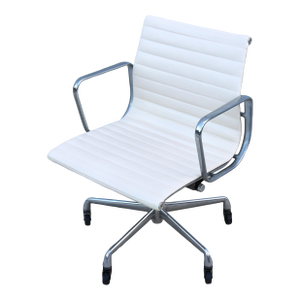 Mid-Century Herman Miller Eames Aluminum Group Management Chair in White Leather