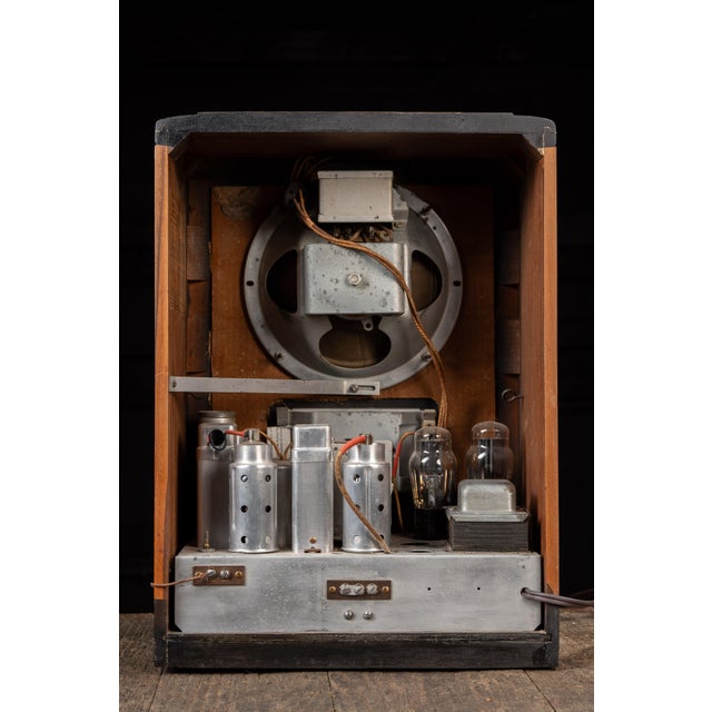 Traditional Vintage Model 5-T Radio by R C A For Sale - Image 3 of 10
