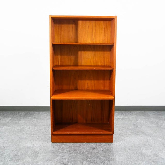 Compact Poul Hundevad compact teak bookshelf with adjustable shelving.