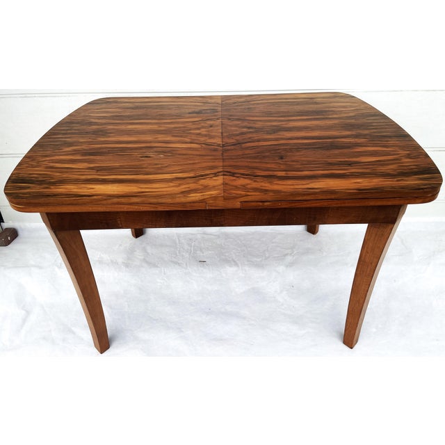 Original Art Déco / Mid-Century Table | Unique Figured Walnut | Extendable (130–234 cm) – European walnut veneer with a...