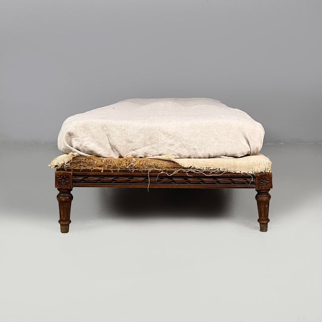 Vintage Italian Daybed in Beige Fabric and Wood, 1900s For Sale - Image 3 of 15