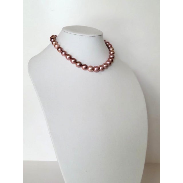 Early 21st Century Natural Freshwater Edison Dark Pink Pearl Necklace With 14k Gold Clasp For Sale - Image 5 of 15