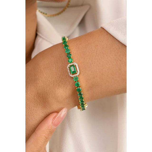 Modern 7.74 Ct Emerald Diamond Tennis Bracelet in 14k Solid Yellow Gold VRJewels For Sale - Image 3 of 8