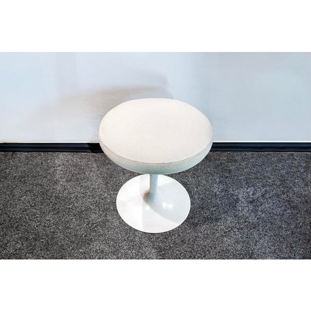 Swivel stool with aluminum structure and cushion covered in fabric. Tulip model Designer Eero Saarinen Manufacturer Knoll...