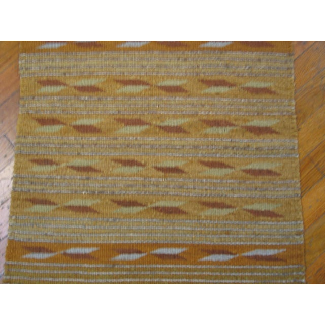 1940s Tan Camel Stripe Modern Antique American Navajo Chinle Wide Ruins Rug 2' X 3' Flat Weave Wool Carpet For Sale - Image 4 of 7