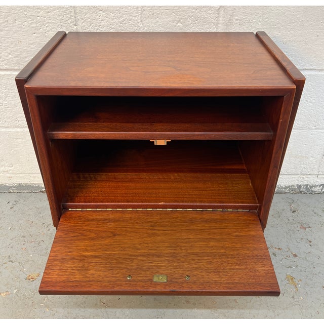 Wood Pair of Vintage Walnut Nightstands by Jens Risom, Attributed For Sale - Image 7 of 12