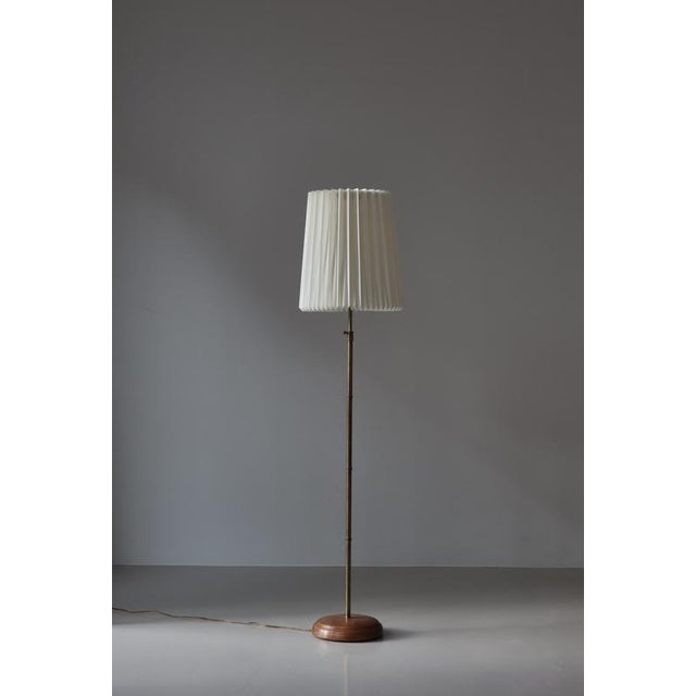 Modern Scandinavian Brass and Oakwood Floor Lamp with Le Klint Shade, 1950s For Sale - Image 10 of 18