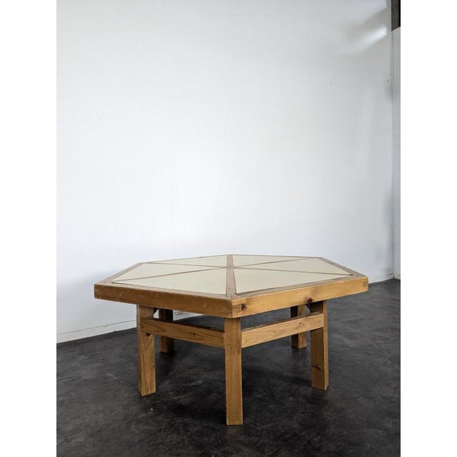 Octagonal Handcrafted Coffee Table in Pine, in Very Good conditions.