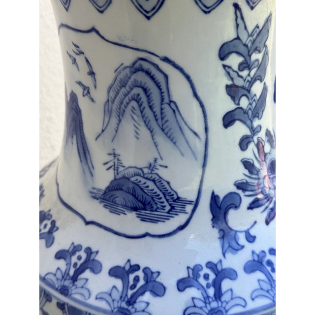 Extra Large Ceramic Chinese Asian Blue and White Ceramic Vase / Urn Excellent Vintage Condition For Sale In Los Angeles - Image 6 of 9