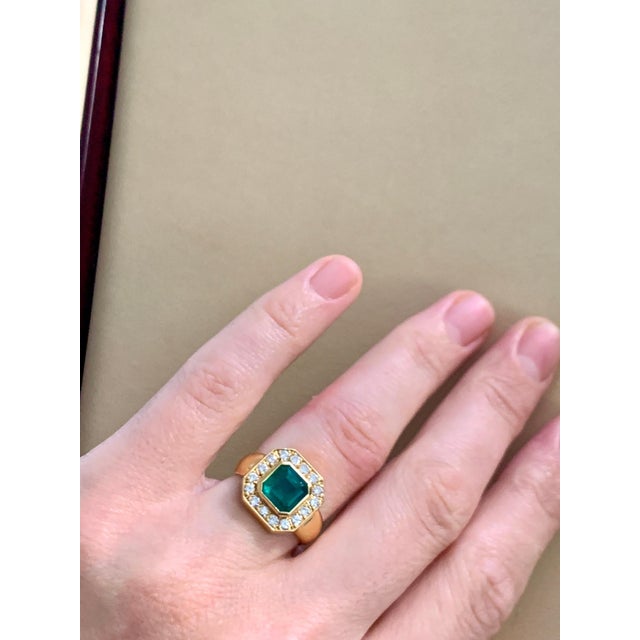 Gemstone AGL Certified 2.25 Ct Minor Traditional Colombian Emerald Diamond 18 K Men Ring For Sale - Image 7 of 18