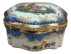 18th Century Porcelain Snuff Box by Hochst, Germany circa 1740