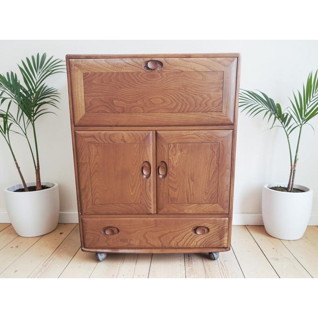 Ercol Mid-Century Modern Drinks Cabinet in Elm by Lucian Ercolani for Ercol, 1960s For Sale - Image 4 of 18