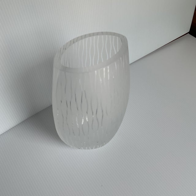 1990s Vintage Penelope Wurr Signed and Numberedj Studio Glass Ovoid Geometric Vase—8” For Sale - Image 5 of 8