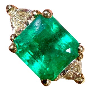 2.58 Ct Emerald Cut Colombian Emerald & 0.82 Ct Diamond Ring in 18k Yellow Gold For Sale