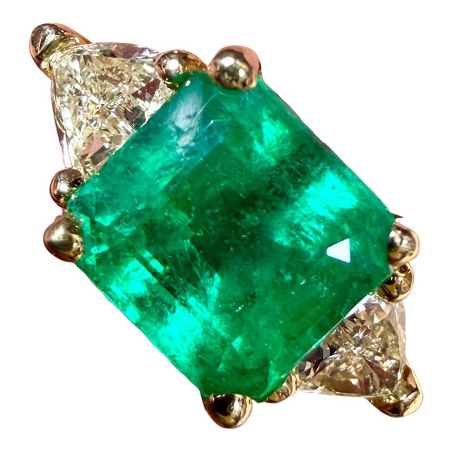 2.58 Ct Emerald Cut Colombian Emerald & 0.82 Ct Diamond Ring in 18k Yellow Gold For Sale