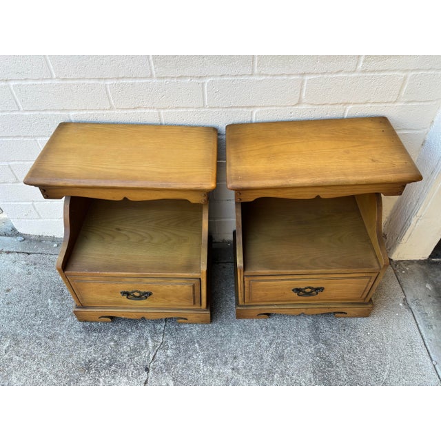Mid 20th Century Pair of Vintage Maple Nightstands / Side Tables For Sale - Image 5 of 6