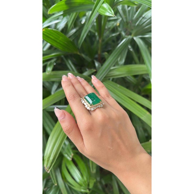 Modern 24.87 Carats, Natural Zambian Emerald Sugarloaf & Yellow Diamonds Cocktail Ring, Us Size 6.5 For Sale - Image 3 of 11