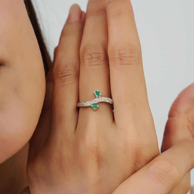 Emerald Carat&Her Modernist Natural Emerald & Diamond Toi Et Moi Swirl Ring, Size 8 For Sale - Image 8 of 12