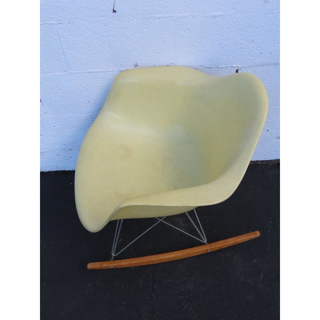 Herman Miller Eames Fiberglass Shell Rocking Chair 1960s Parchment Color 6641 For Sale - Image 12 of 18