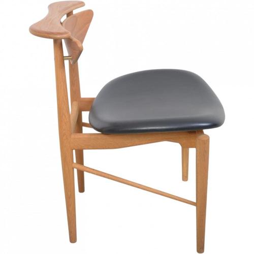 Finn Juhl Reading chair with a frame of walnut and oak and a seat upholstered with black leather. The chair is from around...