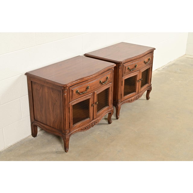 Henredon Henredon French Provincial Louis XV Carved Oak Nightstands, Pair For Sale - Image 4 of 14