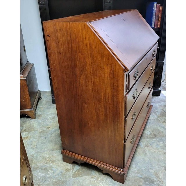 18th C American Southern Walnut Slant Front Desk For Sale In Raleigh - Image 6 of 12