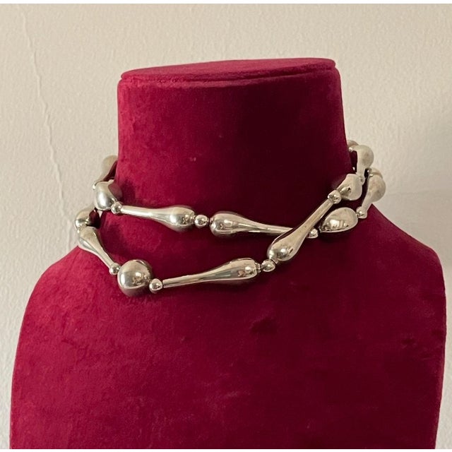 Mid-Century Modern 1970s Vintage Modernist Silver-Tone Sculptural Teardrop Statement Necklace – 94g For Sale - Image 3 of 8