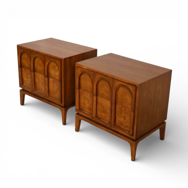 Thomasville Burlwood Mid-Century Modern Sculptural Pair of Nightstands, C. 1960s, Attributed For Sale In New York - Image 6 of 11