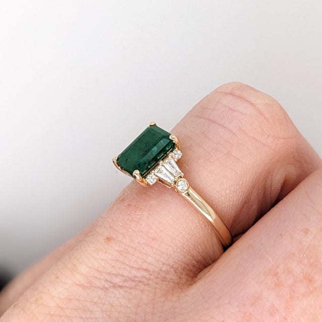 Contemporary 1.5ct Emerald & Diamond Ring in 14k Yellow Gold – Emerald Cut 8×6mm, Size 6.75 For Sale - Image 3 of 8