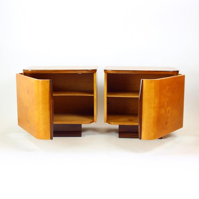 Contemporary Art Deco Bedside Tables in Walnut Veneer, Former Czechoslovakia, 1940s, Set of 2 For Sale - Image 3 of 15