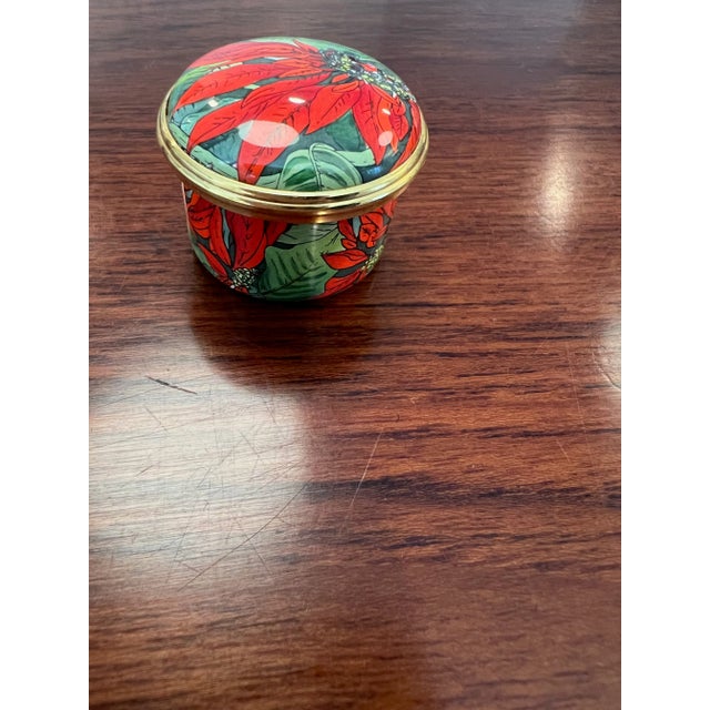 English 1980s Halcyon Days Poinsettia Enamel Box From the Royal Botanical Gardens Kew For Sale - Image 3 of 7