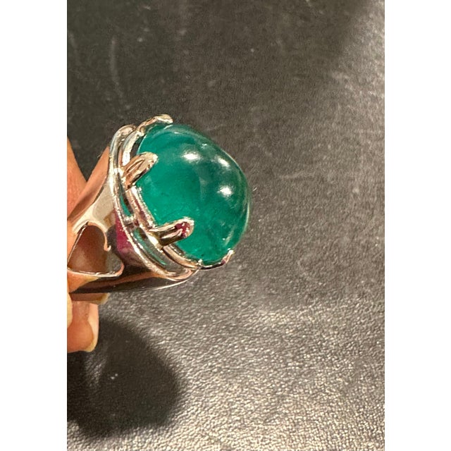 2020s 18 Carat Huge Emerald Cabochon 14 Karat White Gold Cocktail Ring Vintage Unisex For Sale - Image 5 of 8